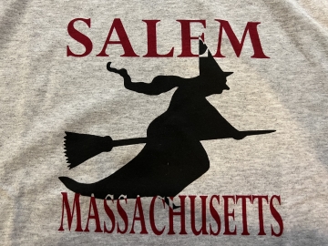 T-SHIRT Witch on a Broom Salem